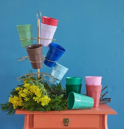 Bild av färgglada muggar i elegant och livfull miljö