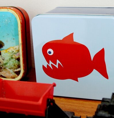 Bild av två nostalgiska metallboxar och leksaksfordon