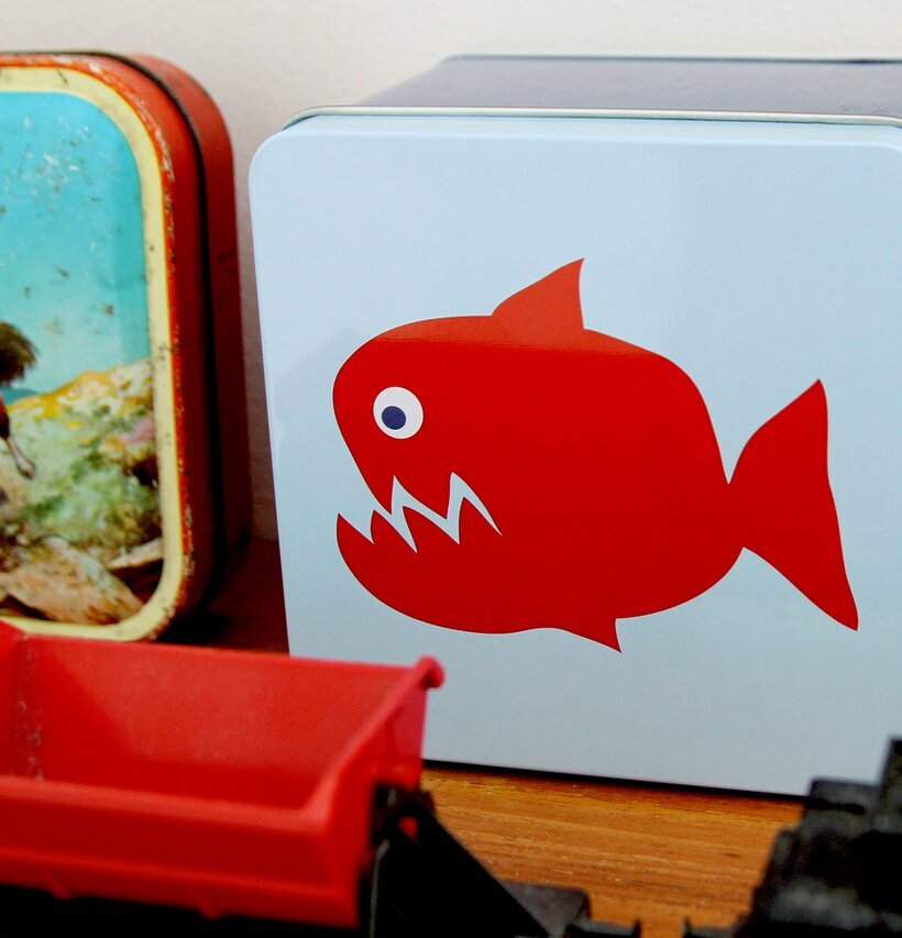 Bild av två nostalgiska metallboxar och leksaksfordon