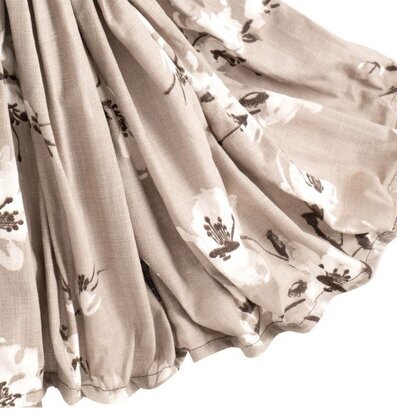 Bild av elegant bordslampa med blommigt tygmönster