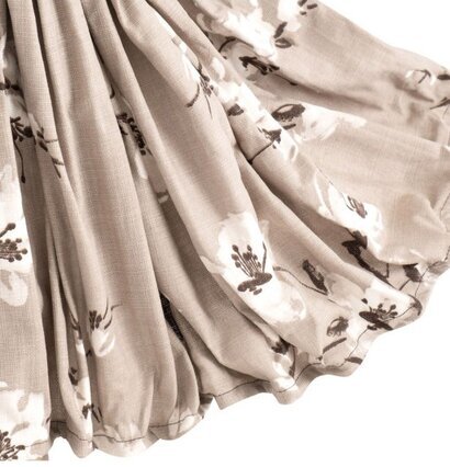 Bordslampa Sakura från Skitso med beige tyg och blommönster