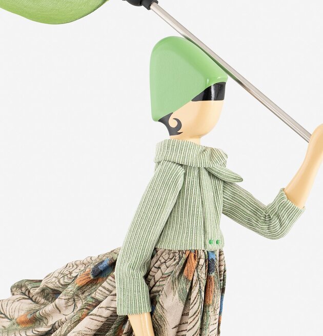 Bordslampa Sina från Skitso med grön skärm och figurdesign