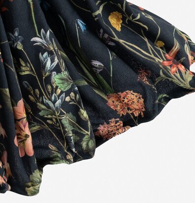 Bild av bordslampa med blommönster och naturnära design