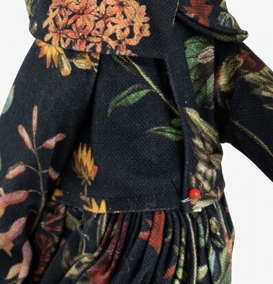 Bild av detaljrik textilkomponent på bordslampa