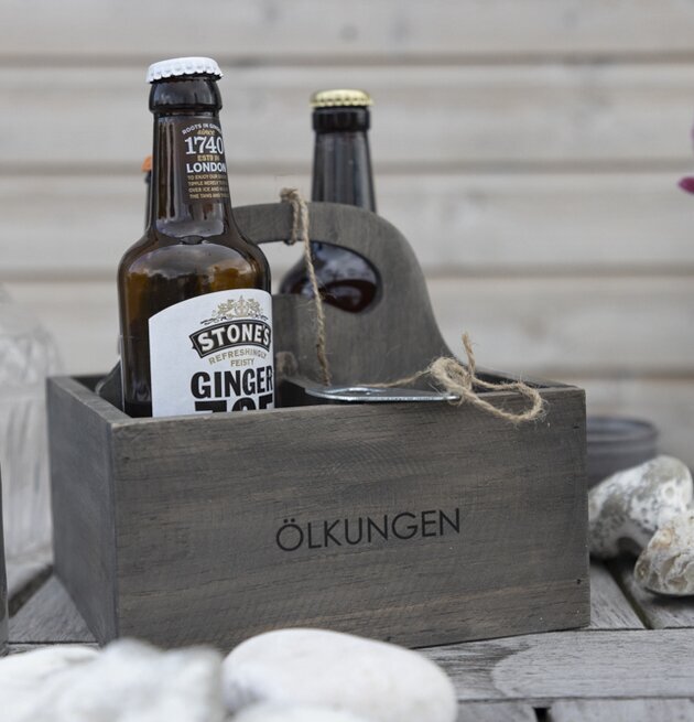 Trälåda Ölkungen Grå från Different Design med ölflaskor