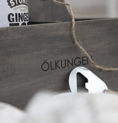 Bild av stilren trälåda med rustik charm och funktion