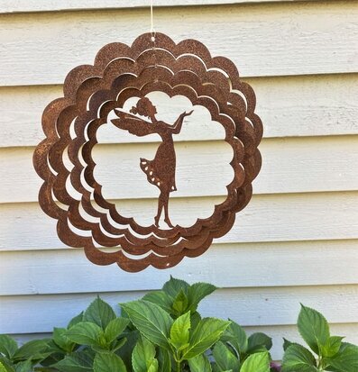 Foto av trädgård med rostigt älvvindspel och hortensia