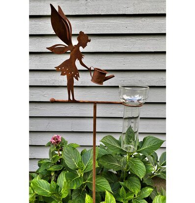 Foto av fantasifull regnmätare med älva i trädgård