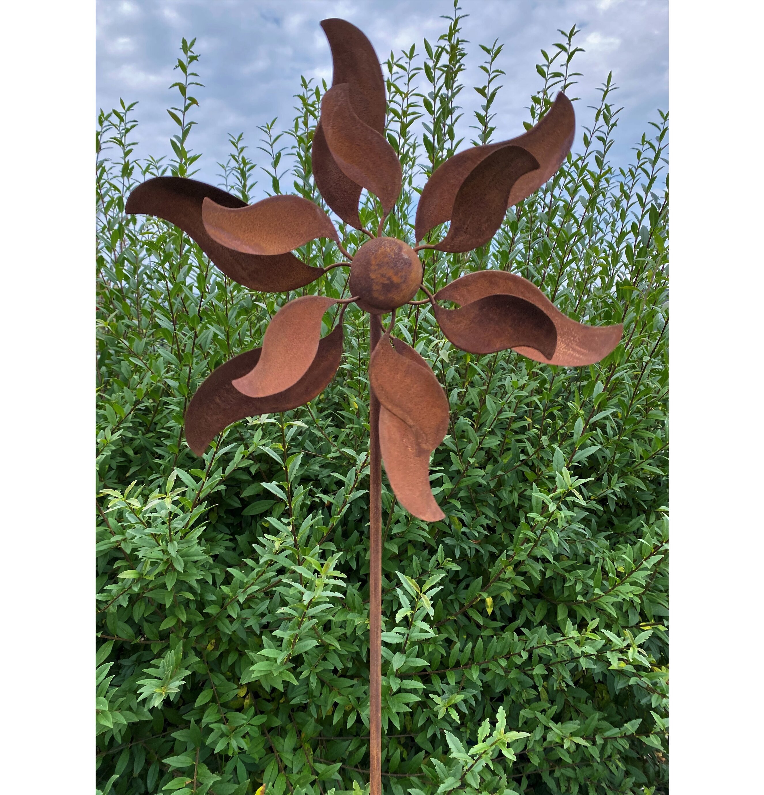 Dubbel Vindsnurra Sol Rost från Lind Decoration i trädgård