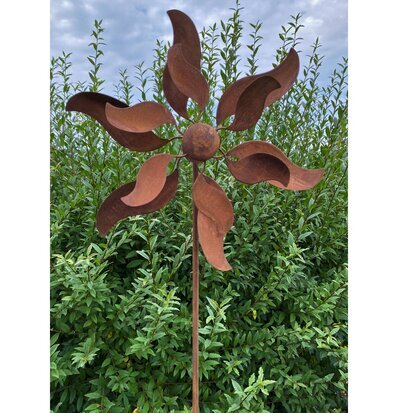 Foto av imponerande trädgårdsdekoration i rostfärg