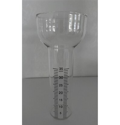 Foto av elegant och funktionell regnmätare i glas