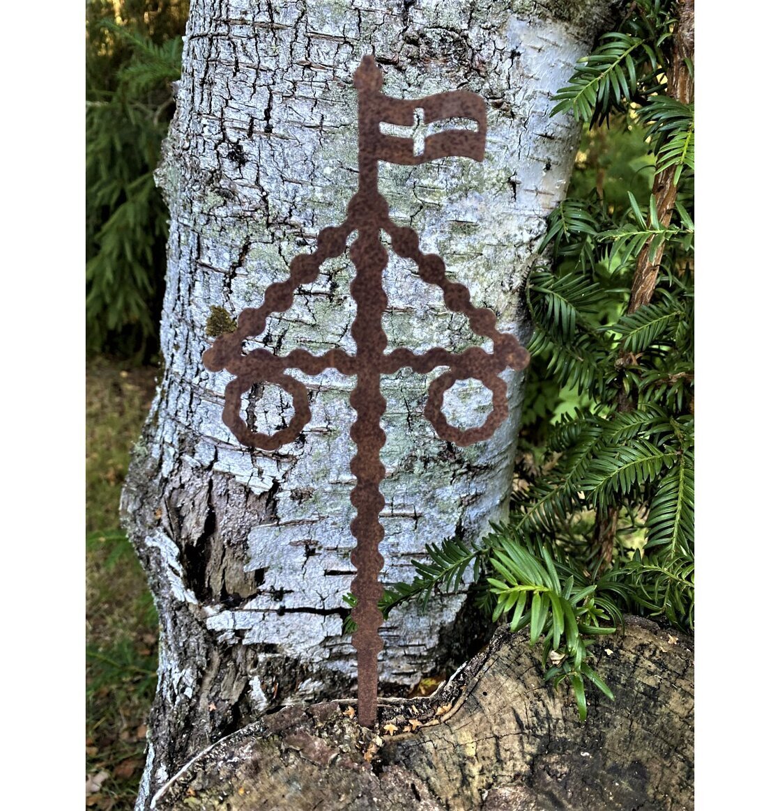 Bild av dekorativ midsommarstång i naturlig miljö