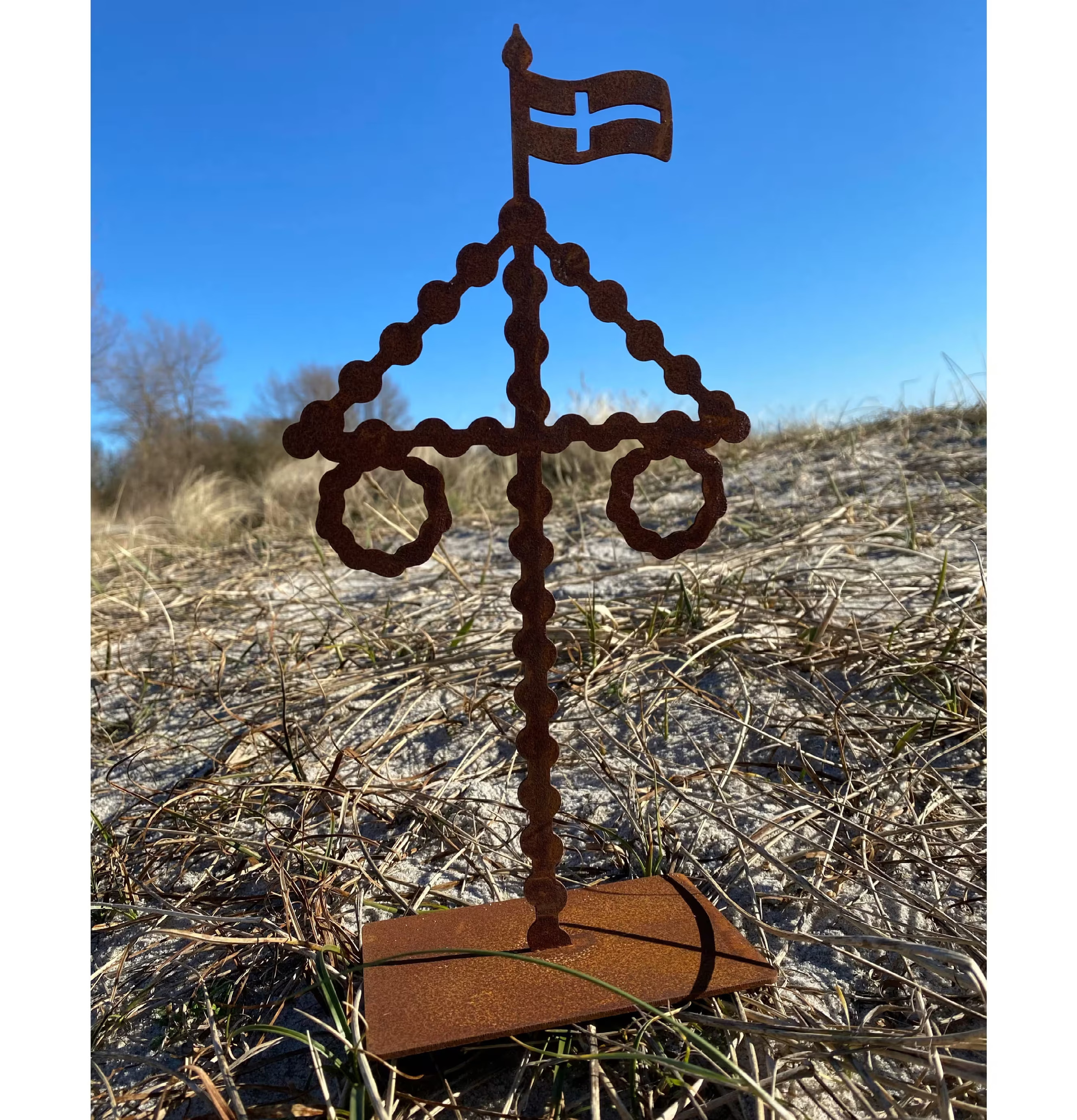 Bild av dekorativ midsommarstång i naturlandskap