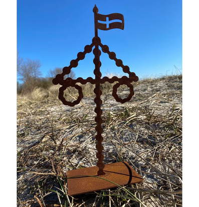 Bild av dekorativ midsommarstång i naturlandskap