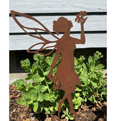 Bild av dekorativ trädgårdsälva i rostfärgad metall