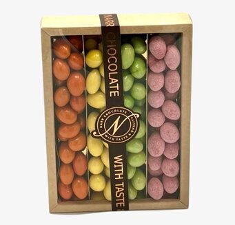 Bild av elegant förpackade chokladägg i fyra färger