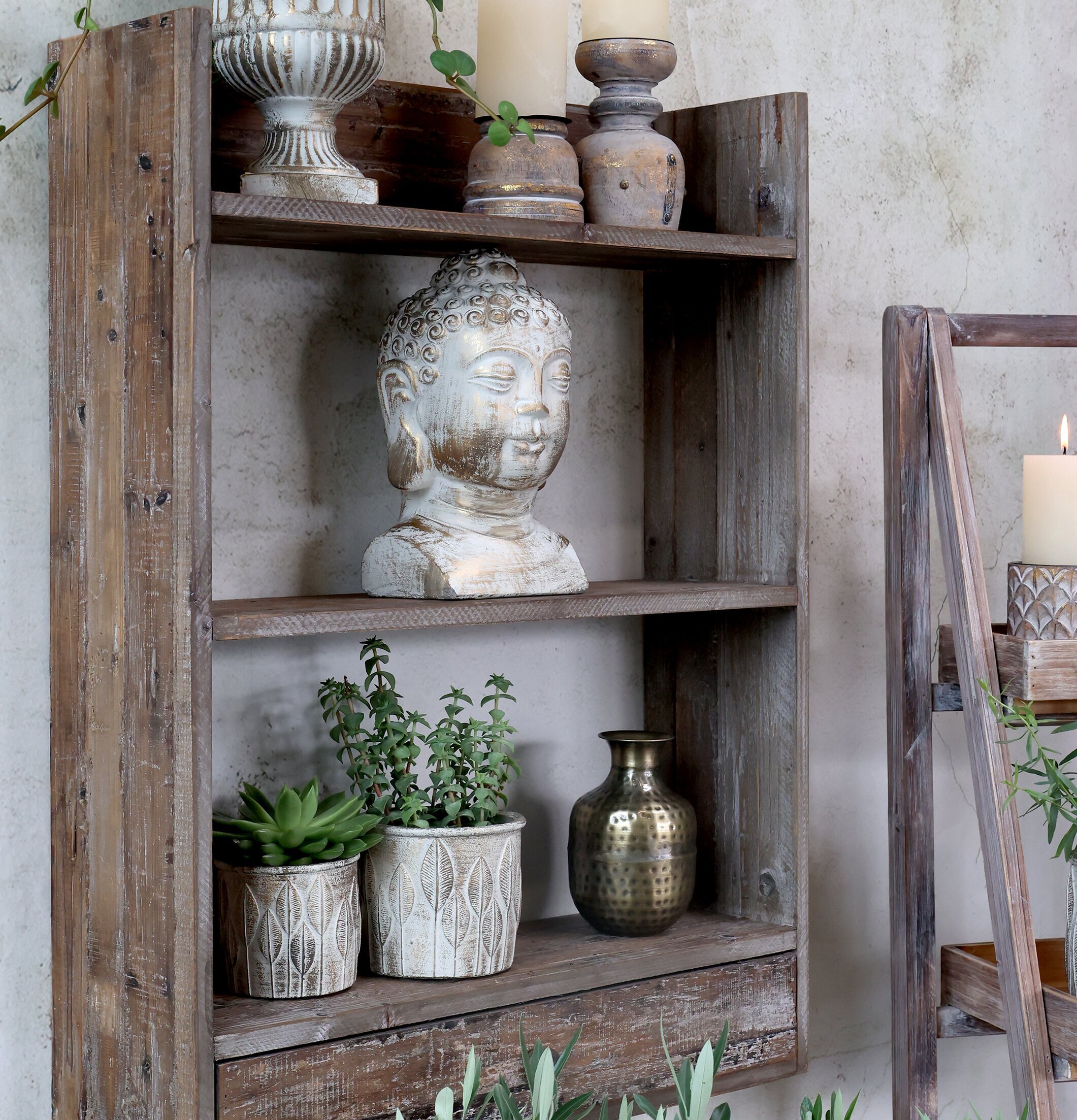 Bild av charmig hylla i återvunnet trä med dekorationer