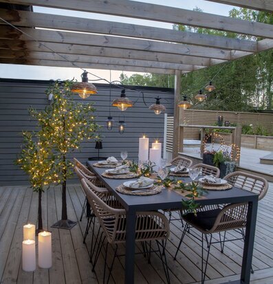 Bild av harmonisk uteplats med stilfull belysning