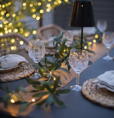 Bild av elegant och stämningsfull middagsmiljö