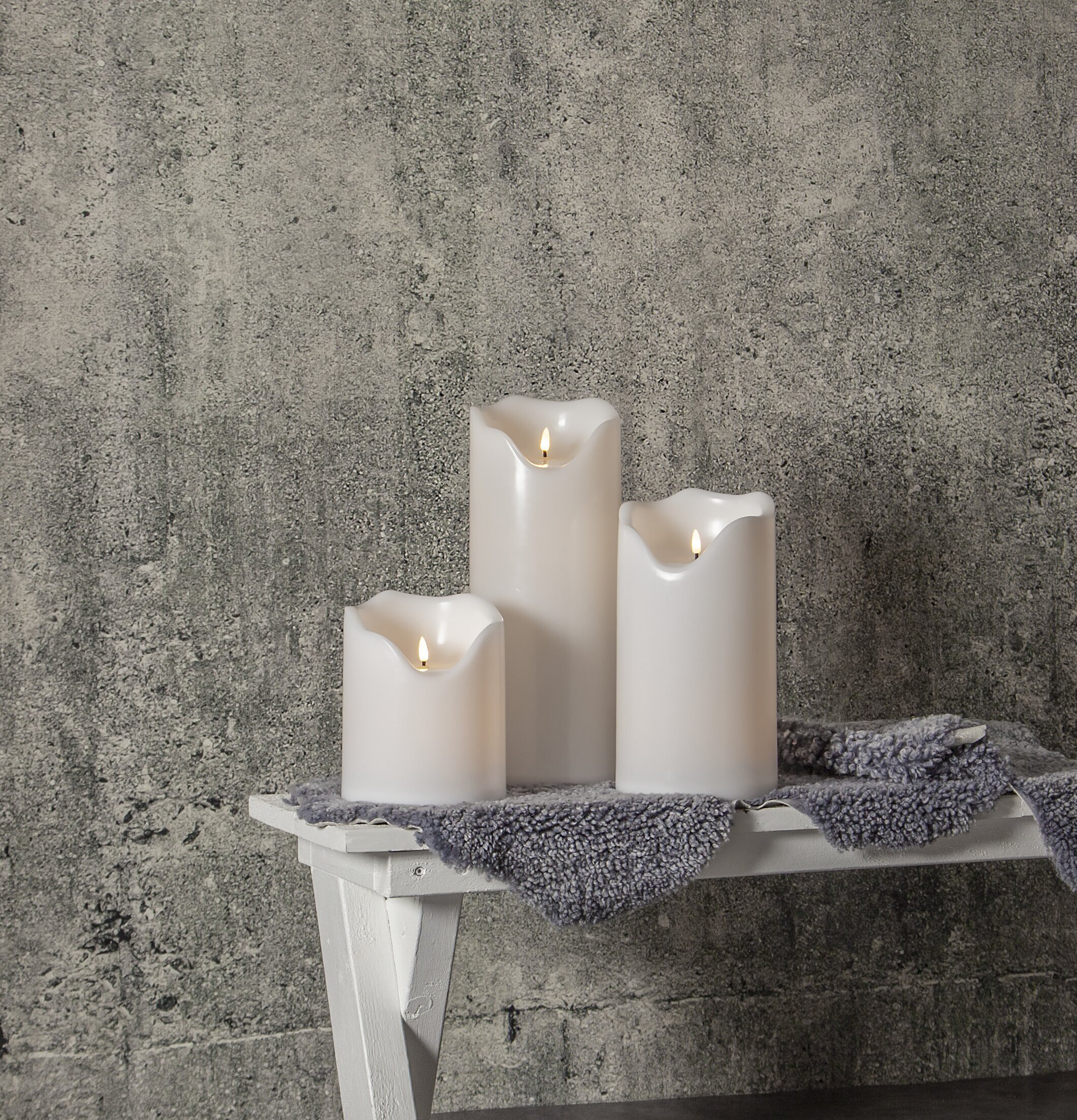 LED Blockljus Flamme Large från Star Trading på vit bänk