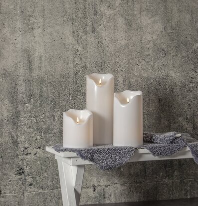 Bild av dekorativa LED-ljus på vit träbänk