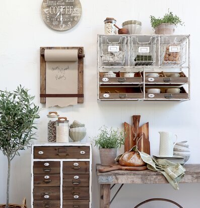 Bild av charmig interiör med antik och rustik stil