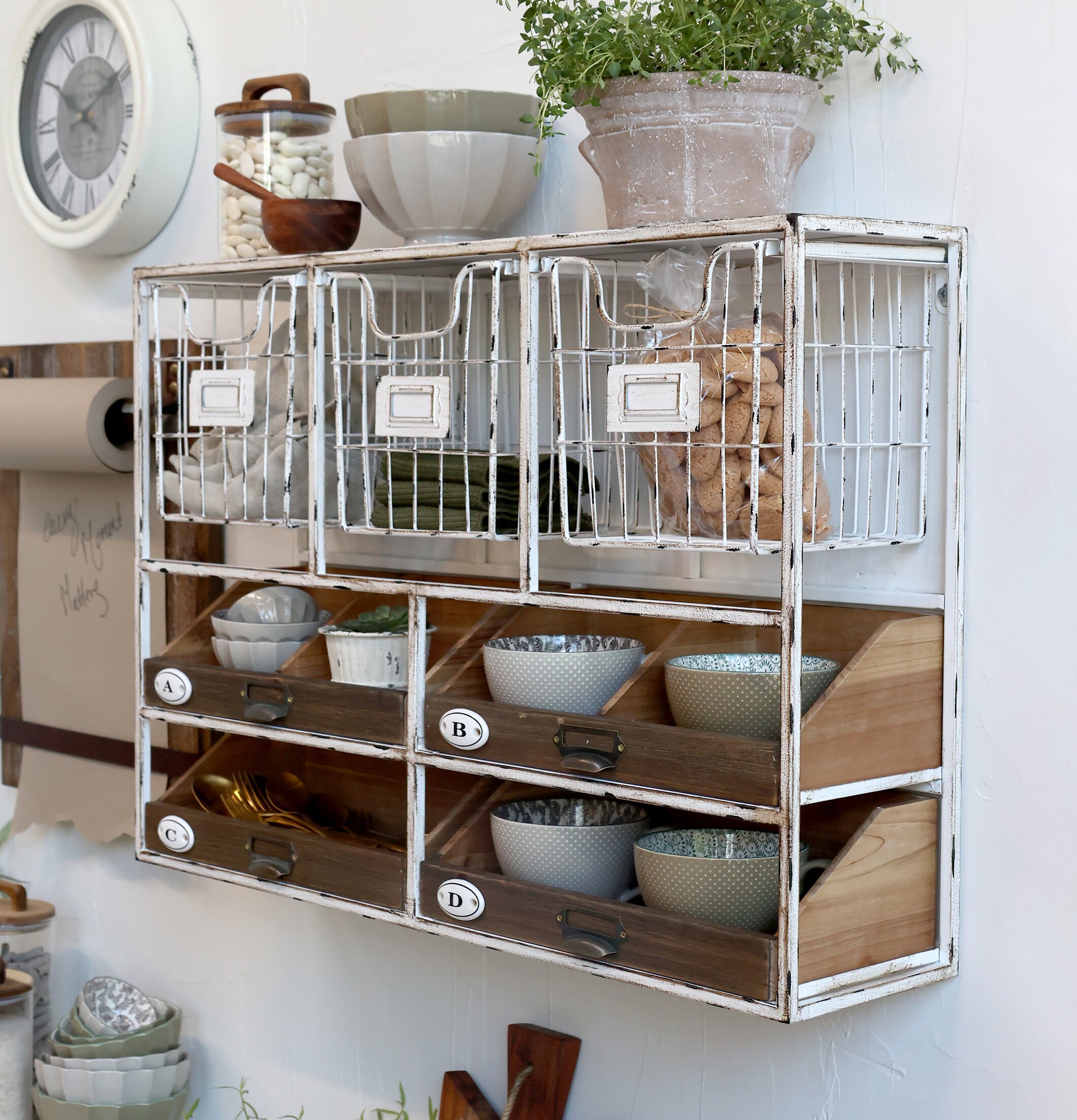 Bild av vintageinspirerad interiör med vägghylla