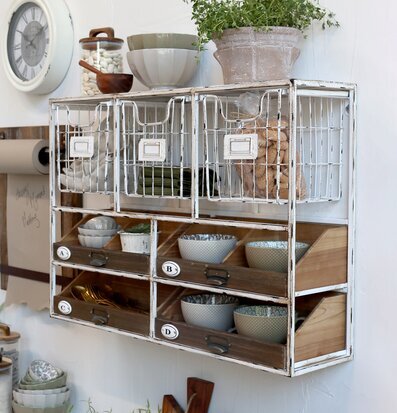 Bild av vintageinspirerad interiör med vägghylla