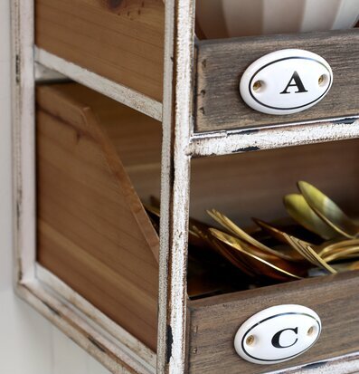 Bild av stilfull vägghylla med rustik och antik känsla