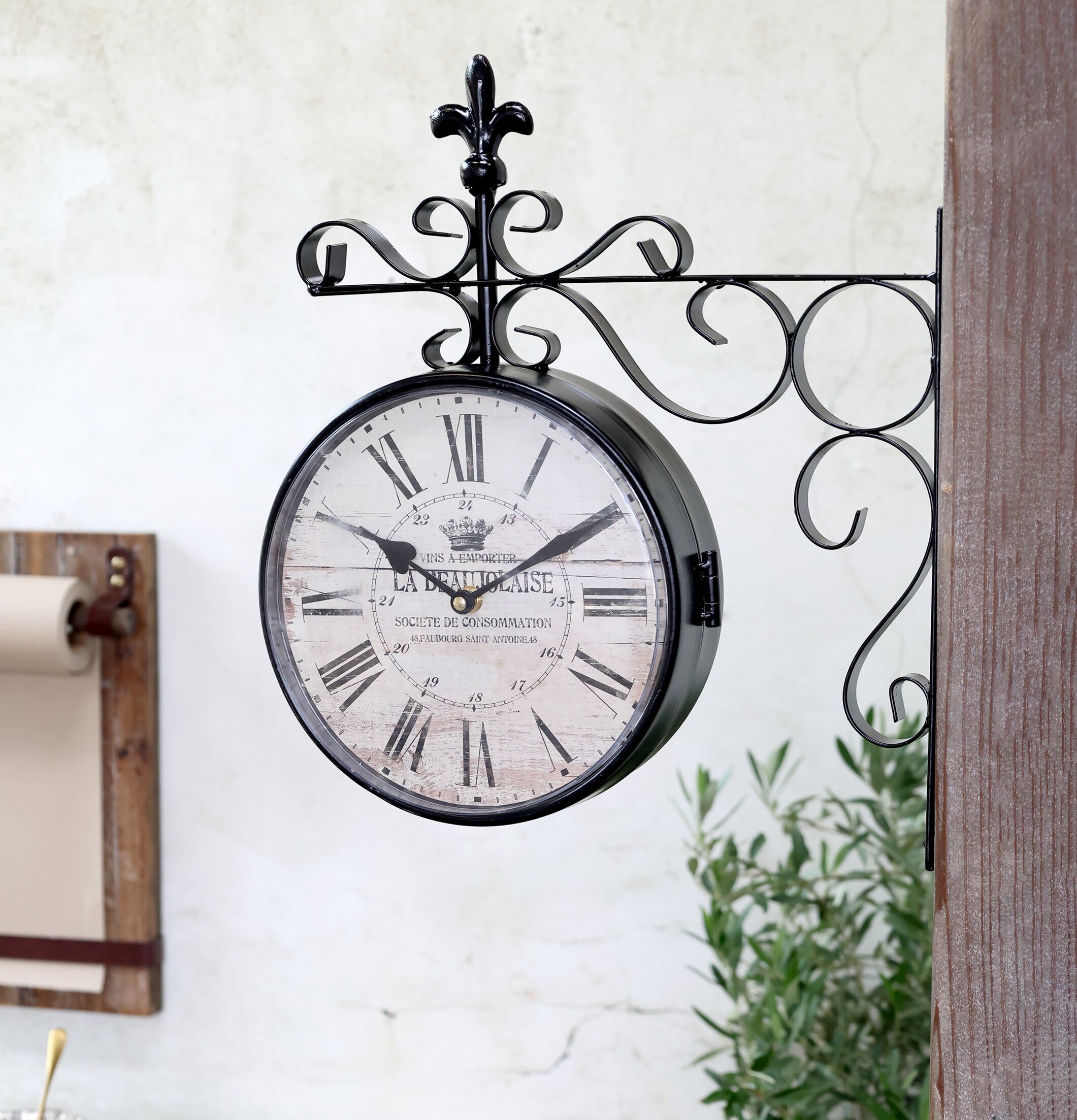 Väggklocka Dubbelsidig Svart från Chic Antique på trästolpe
