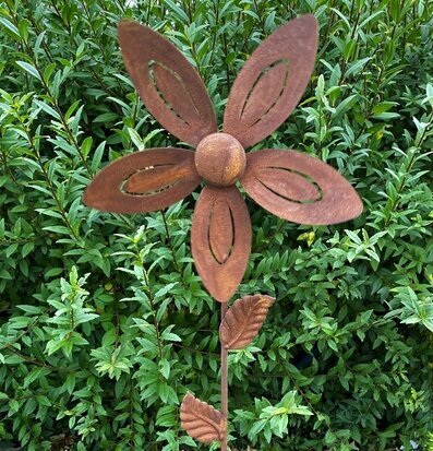 Bild av rustik trädgårdsdekoration med vindsnurra