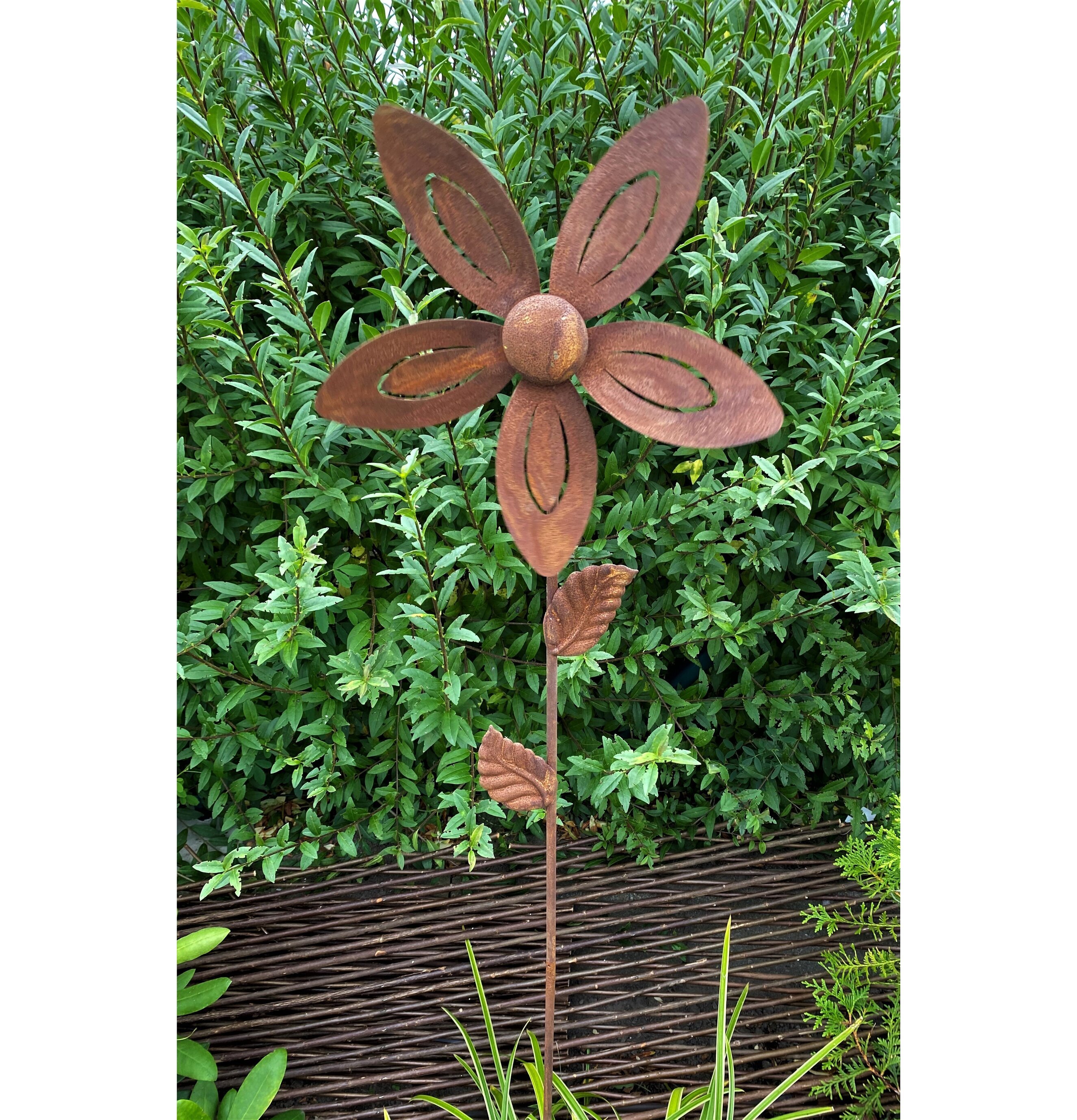 Vindsnurra Lotus Rost från Lind Decoration i trädgård