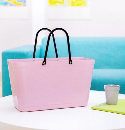 Bild av stilrent vardagsrum med eleganta detaljer