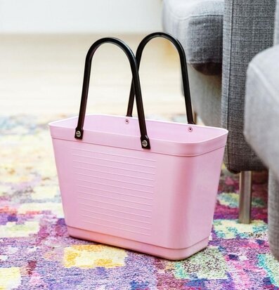 Bild av liten väska i gammelrosa och svart kontrast