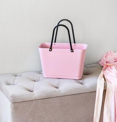 Bild av stilren väska på elegant sittmöbel