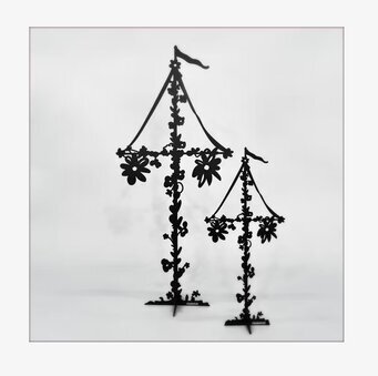 Bild av dekorativa midsommarstänger i svart design