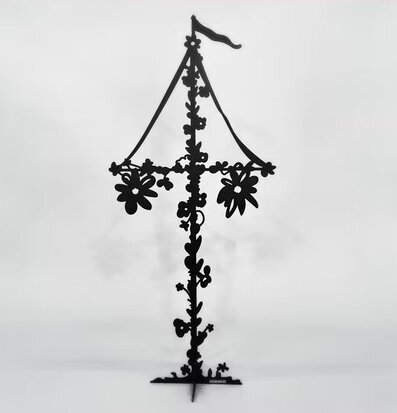 Bild av modern midsommarstång med blommiga detaljer