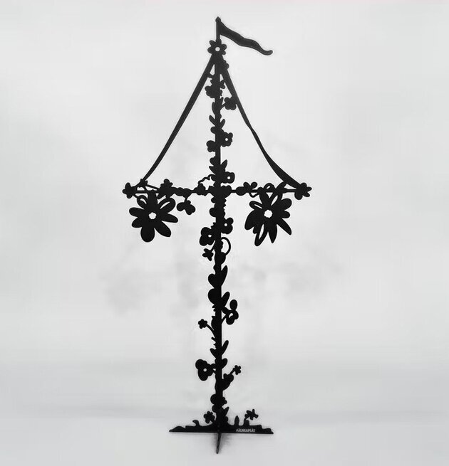 Bild av modern midsommarstång med blommiga detaljer