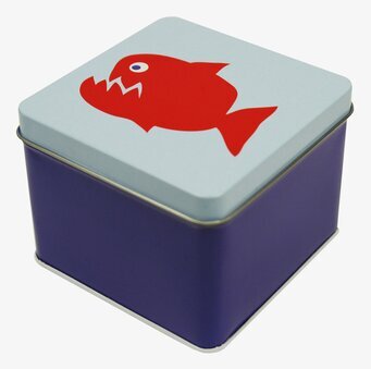 Bild av en liten, kvadratisk plåtlåda med röd piraya