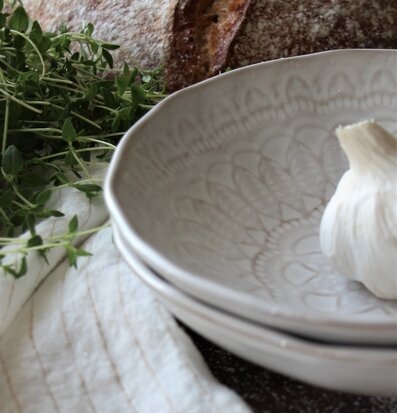 Bild av rustik hemtrevnad med skålar och bröd