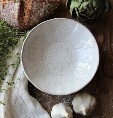 Bild av rustik köksmiljö med skål och lantbröd