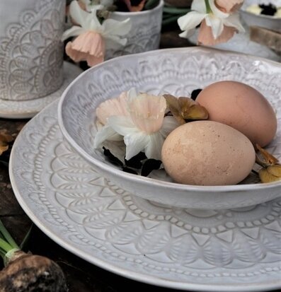 Bild av elegant keramik med vårfräscha blomsterdetaljer