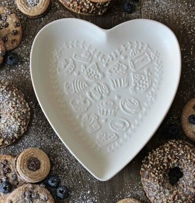 Foto av hjärtformat fat med bakverk och frukt