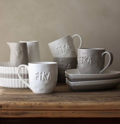 Kärlek & Fika Hjärtfat Vit från Majas Cottage på träbord