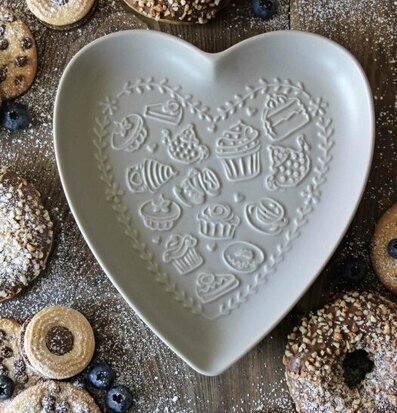 Bild av hjärtformat fat med bakverk och blåbär