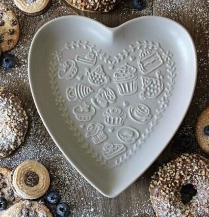 Kärlek & Fika Hjärtfat Taupe från Majas Cottage på träbord