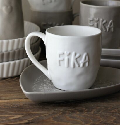 Kärlek & Fika Hjärtfat Taupe från Majas Cottage på träbord