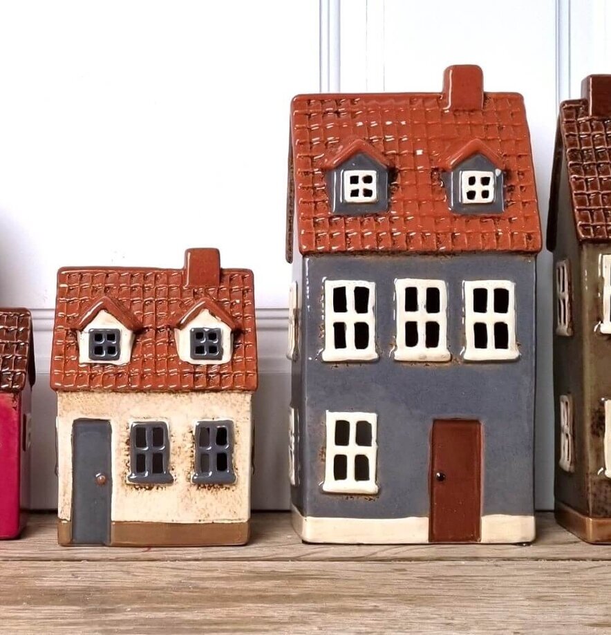 Ljuslykta Hus Blå från Det Gamle Apotek på rustikt trägolv