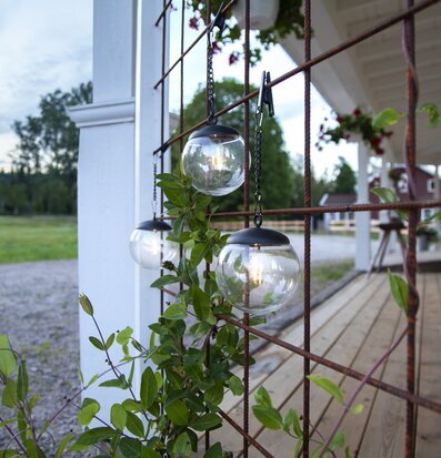 Bild av en idyllisk veranda med solcellsdekorationer
