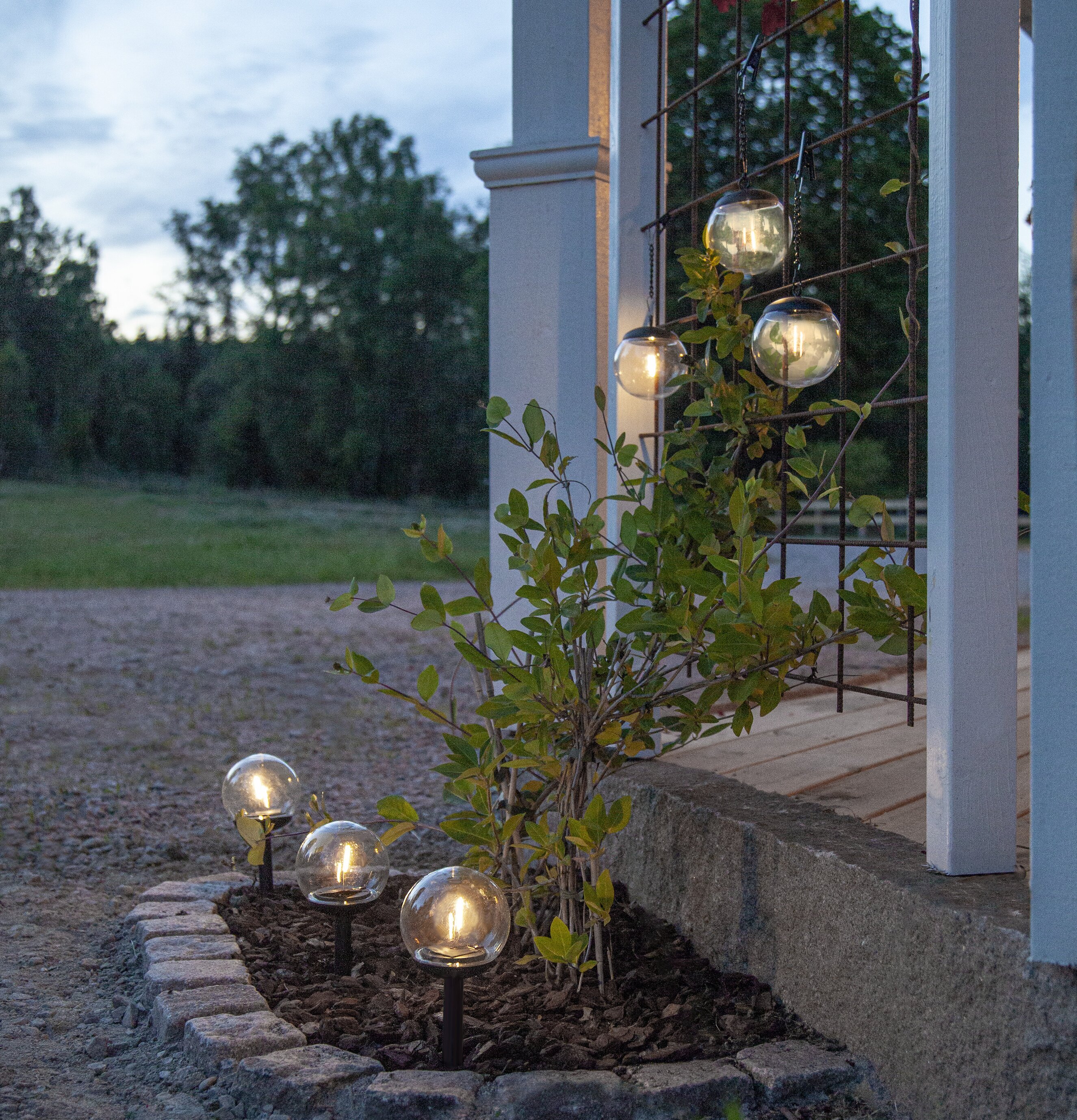 Solcellsdekoration Globe från Star Trading i trädgårdsmiljö